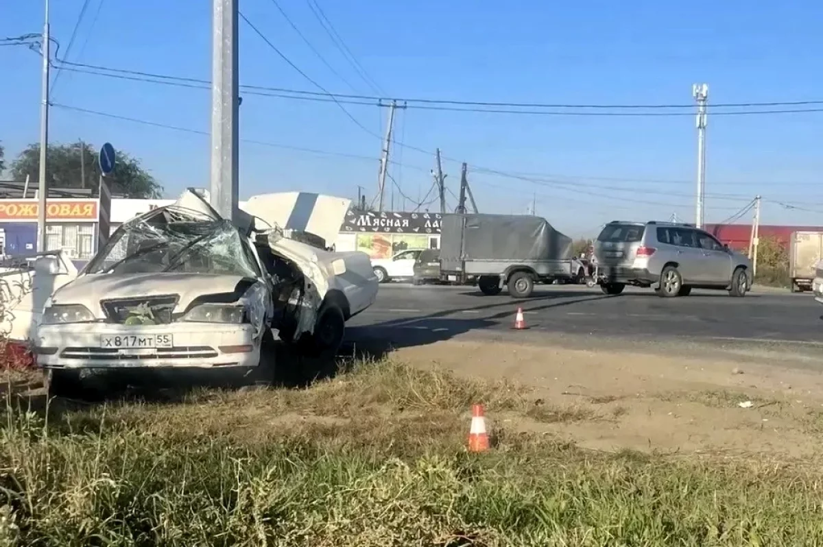 Молодой водитель погиб на трассе Омск – Русская Поляна, влетев в опору