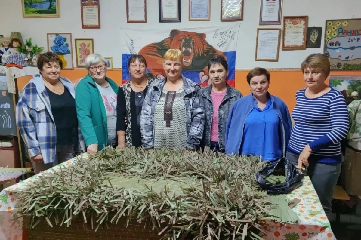 Активисты Даниловского ДК плетут мантии-леших для защитников