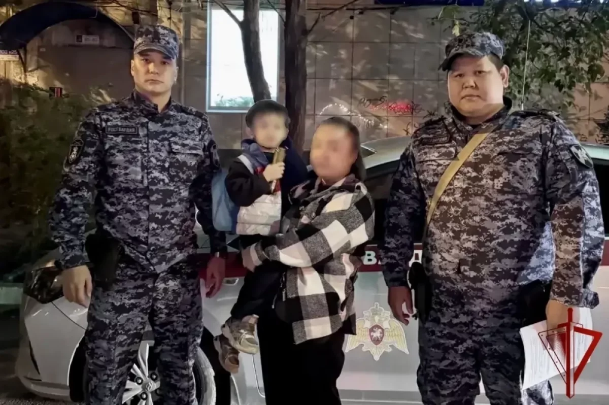 Пошел за конфетами: в Астрахани росгвардейцы вернули маме 4-летнего беглеца