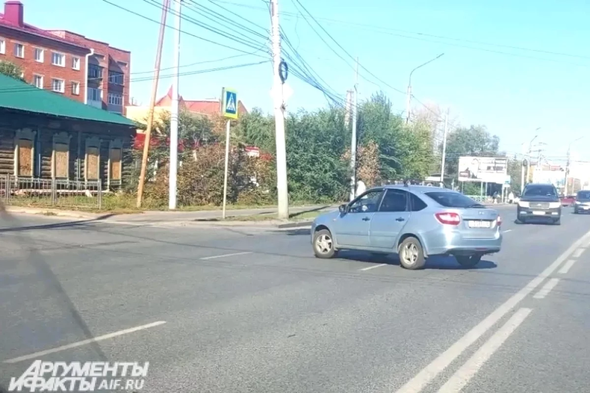 Жуткое ДТП с мотоциклом произошло в Омске на перекрёстке Жукова-Лермонтова