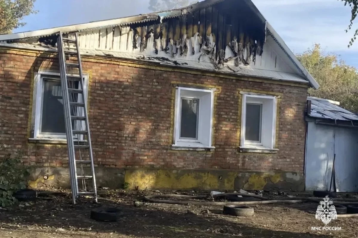 Женщина и ребенок спаслись из горящего дома под Саратовом