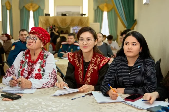 Большой этнографический диктант пишет и молодёжь, и люди постарше.
