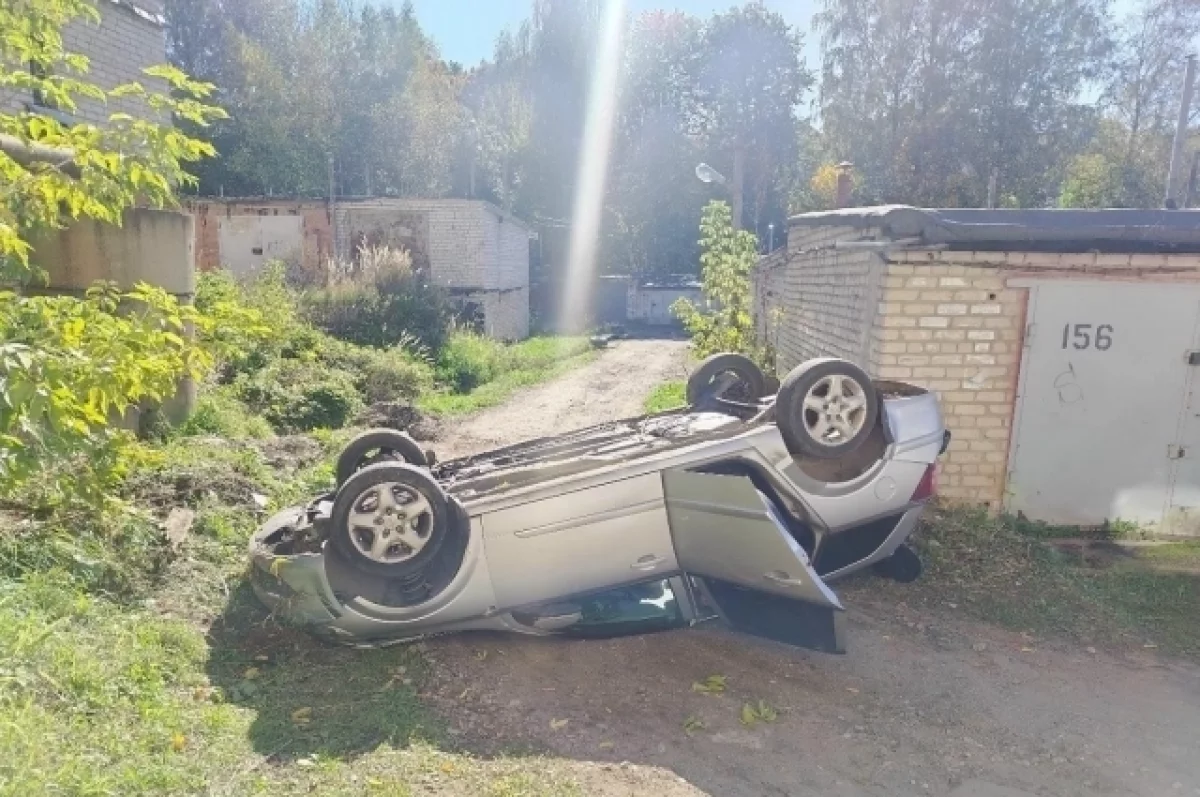 В Смоленске 77-летний водитель погиб после падения авто с крыши гаража