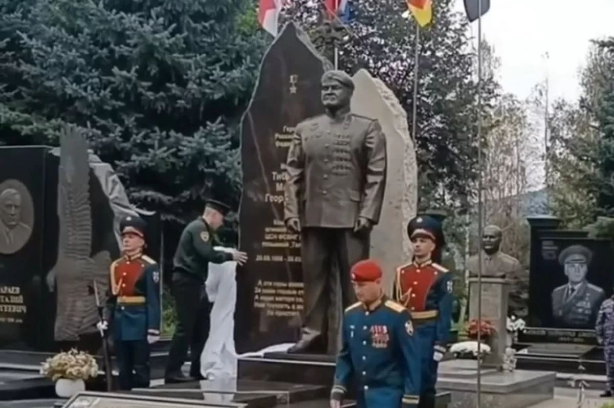 Во Владикавказе на Аллее Славы открыли памятник Герою РФ Марату Тибилову