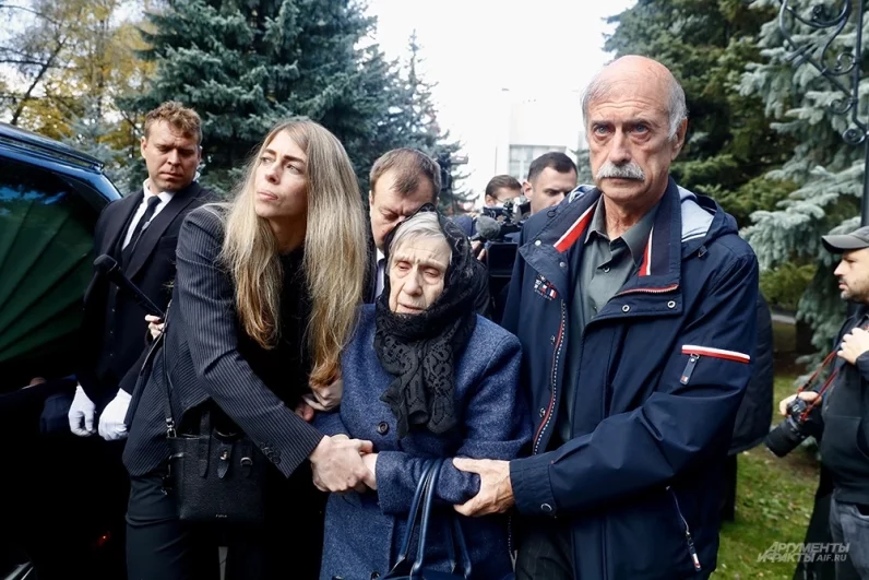 Мать и брат Сергея Соседова .