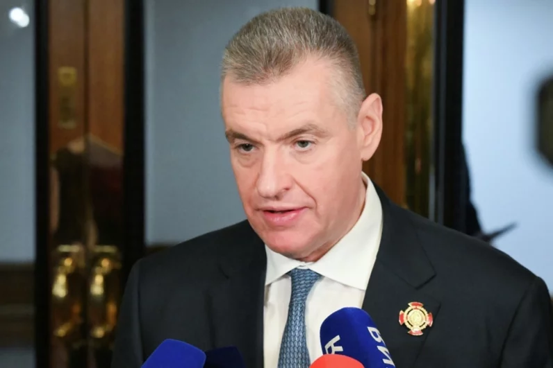 Председатель ЛДПР Леонид Слуцкий общается с журналистами во время первого пленарного заседания Государственной Думы РФ девятого созыва. 