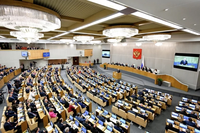 Первое пленарное заседание Госдумы РФ девятого созыва при участии президента Владимира Путина.
