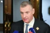 Председатель ЛДПР Леонид Слуцкий общается с журналистами во время первого пленарного заседания Государственной Думы РФ девятого созыва. 