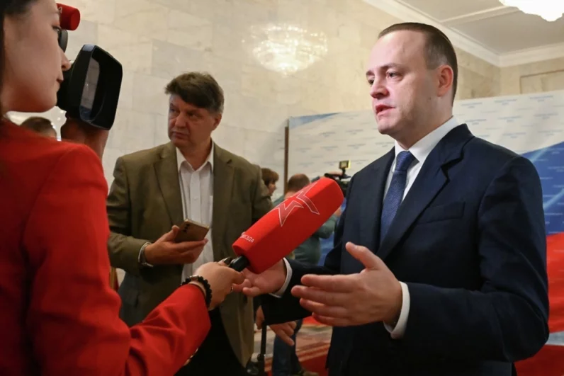  Первый заместитель руководителя фракции «Новые люди» в Госдуме РФ Владислав Даванков общается с журналистами во время первого пленарного заседания Государственной Думы РФ девятого созыва.