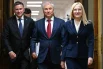 уководитель фракции «Единая Россия» Дмитрий Кобылкин, председатель Государственной Думы РФ Вячеслав Володин, заместитель председателя Государственной Думы РФ Ирина Яровая (слева направо) перед началом первого пленарного заседания Государственной Думы РФ девятого созыва.