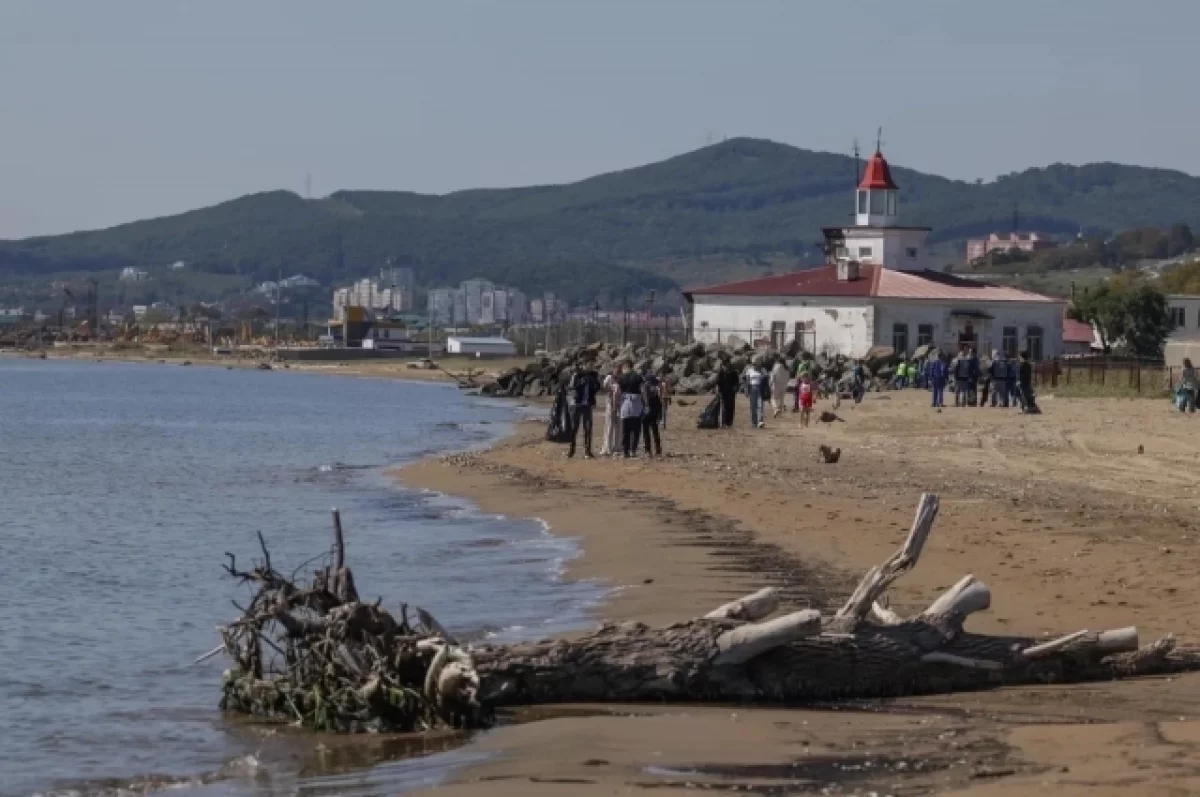 Как чистят морские берега в Приморье