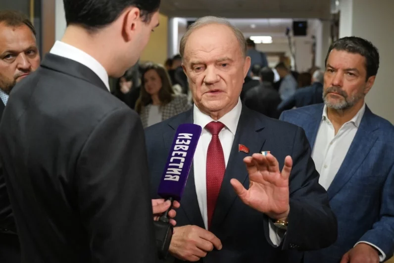 Председатель ЦК КПРФ Геннадий Зюганов перед началом первого пленарного заседания Государственной Думы РФ девятого созыва.