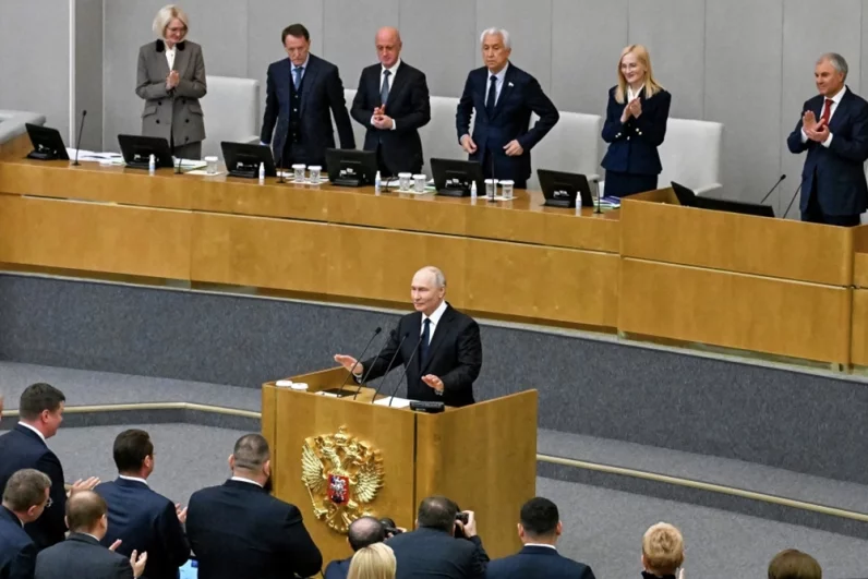 Президент РФ Владимир Путин на первом пленарном заседании Госдумы РФ девятого созыва в Москве.