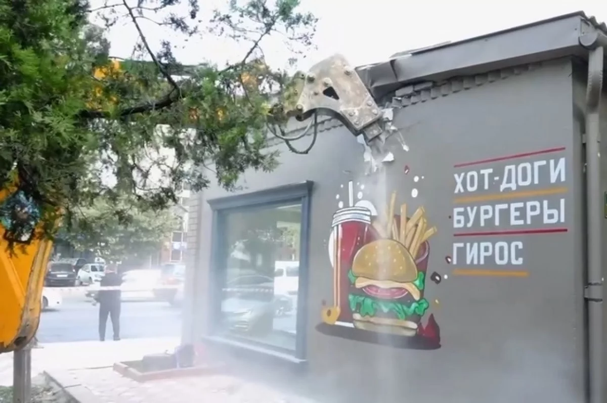 Торговую точку по продаже фастфуда снесли в Махачкале по решению суда