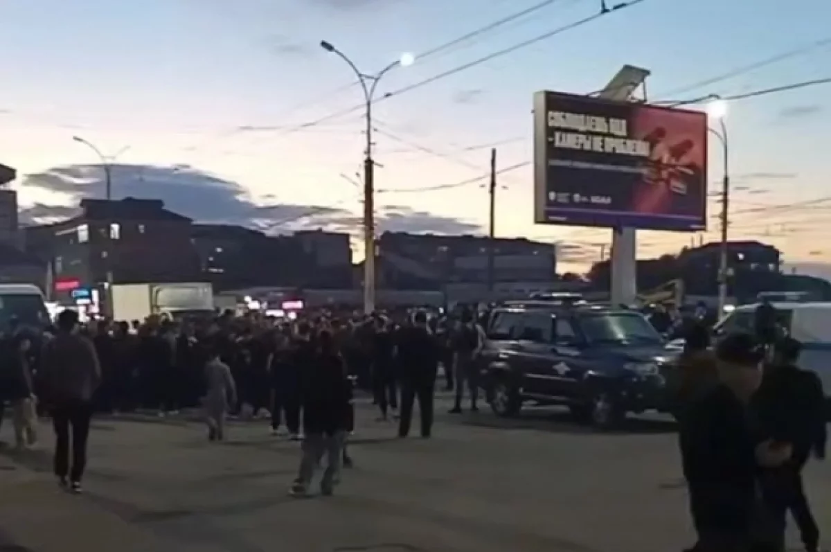 Недовольные жители смытого паводком дома перекрыли дорогу в Махачкале