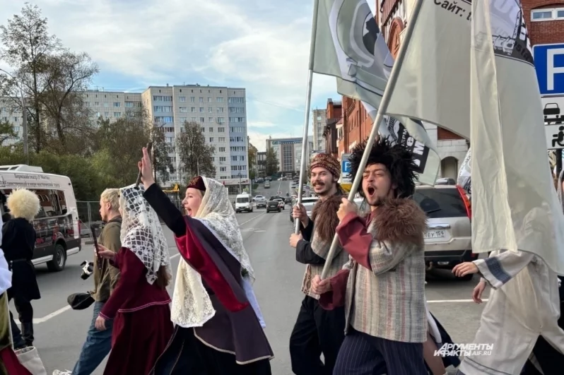 Участники шествия облачились в сценические костюмы. 