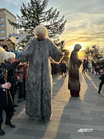 Шествие проходило в лучах заката. 