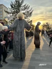 Шествие проходило в лучах заката. 