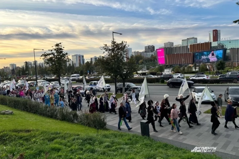 Колонна прошла через самое сердце города. 