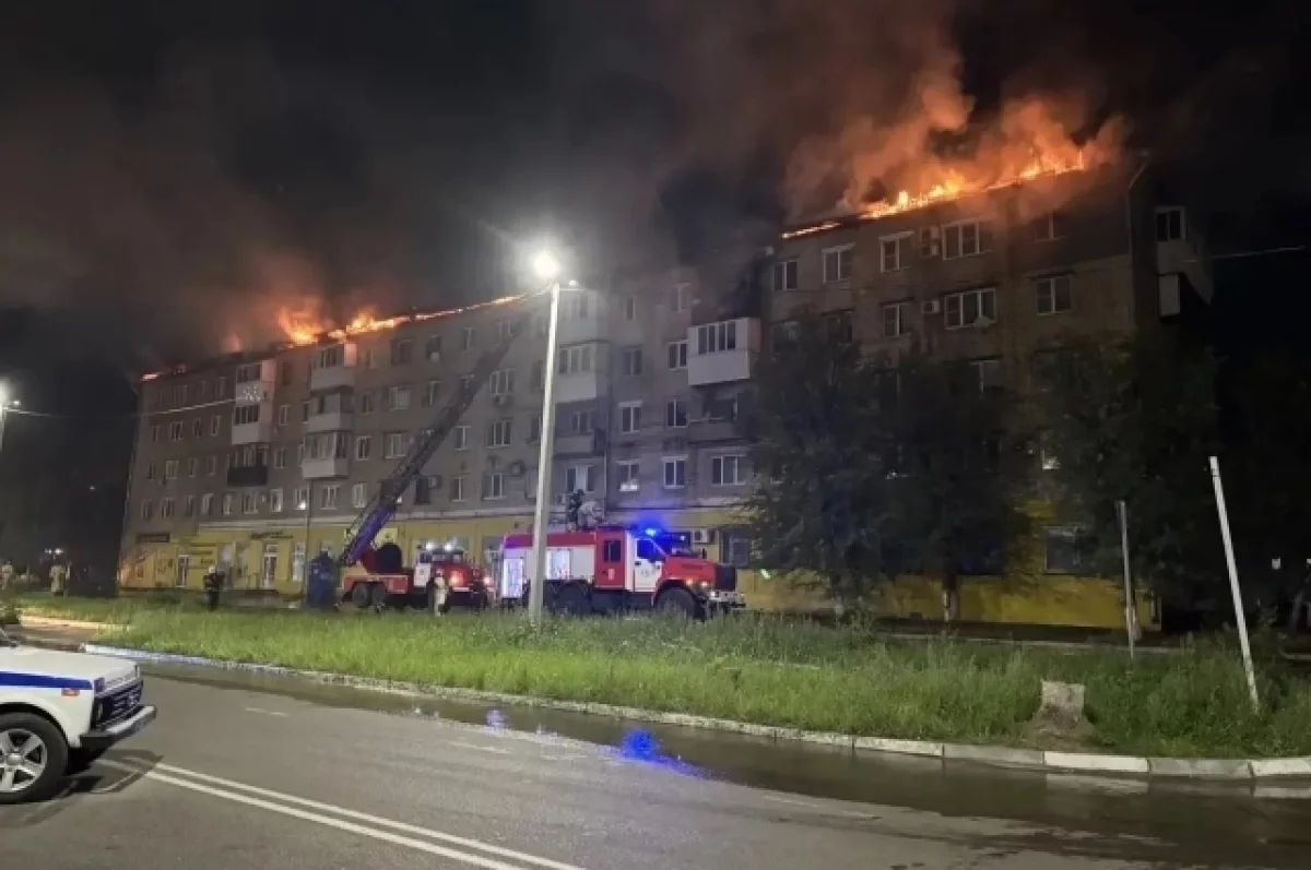 В Новокуйбышевске вспыхнула крыша пятиэтажного дома