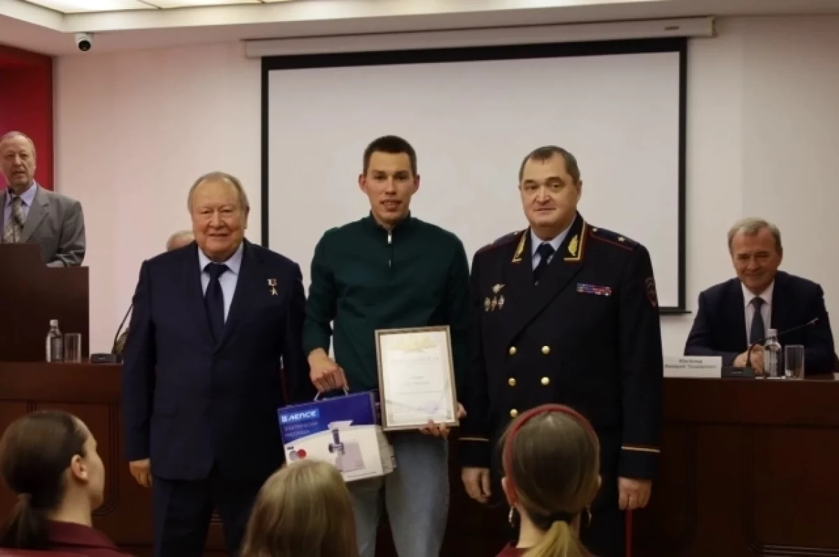 Вратарь кировского ХК «Родина» Егор Залесов обезвредил опасного рецидивиста