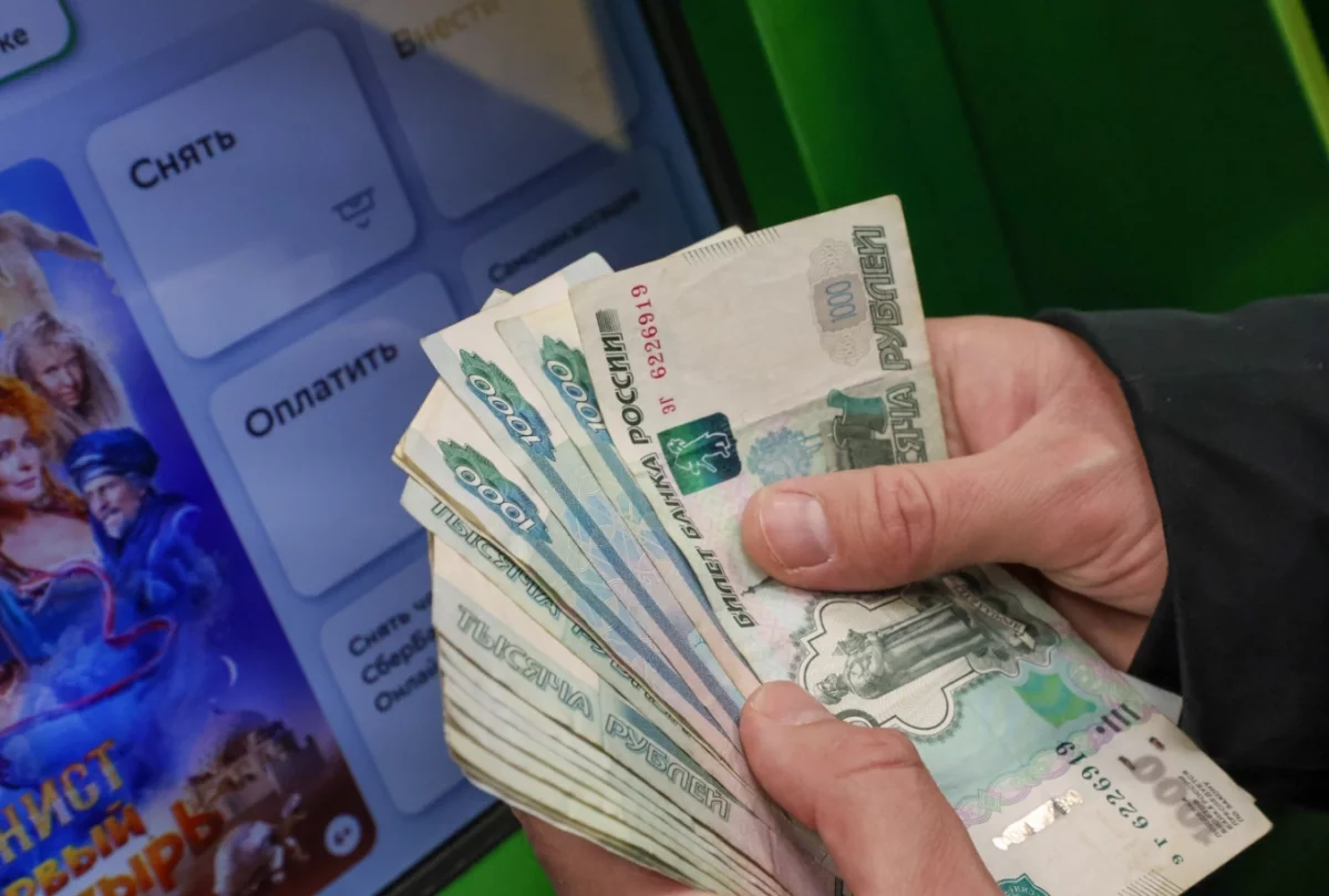 В России стало меньше вакансий, а рост зарплат замедлился