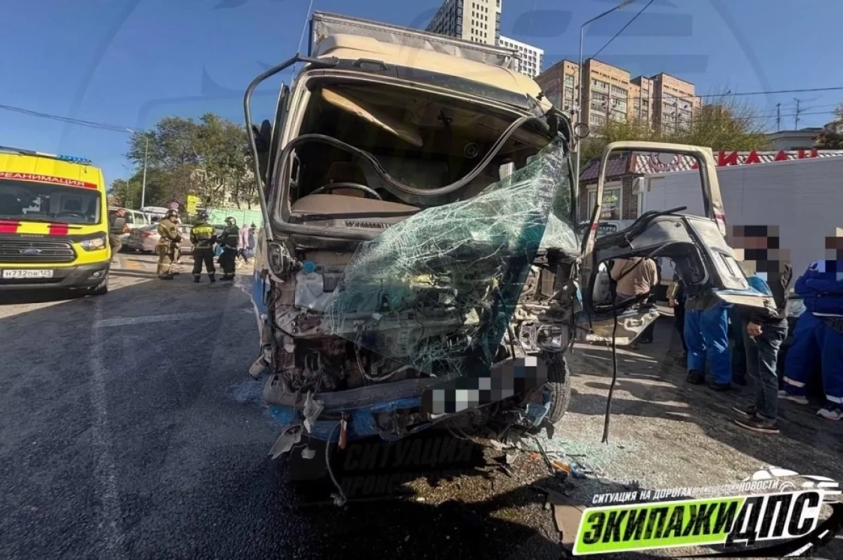 Во Владивостоке водитель, спасая людей, подставил фуру под удар большегруза