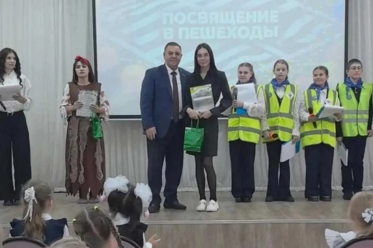 Ученикам школы №7 в Петропавловске вручили удостоверения пешеходов