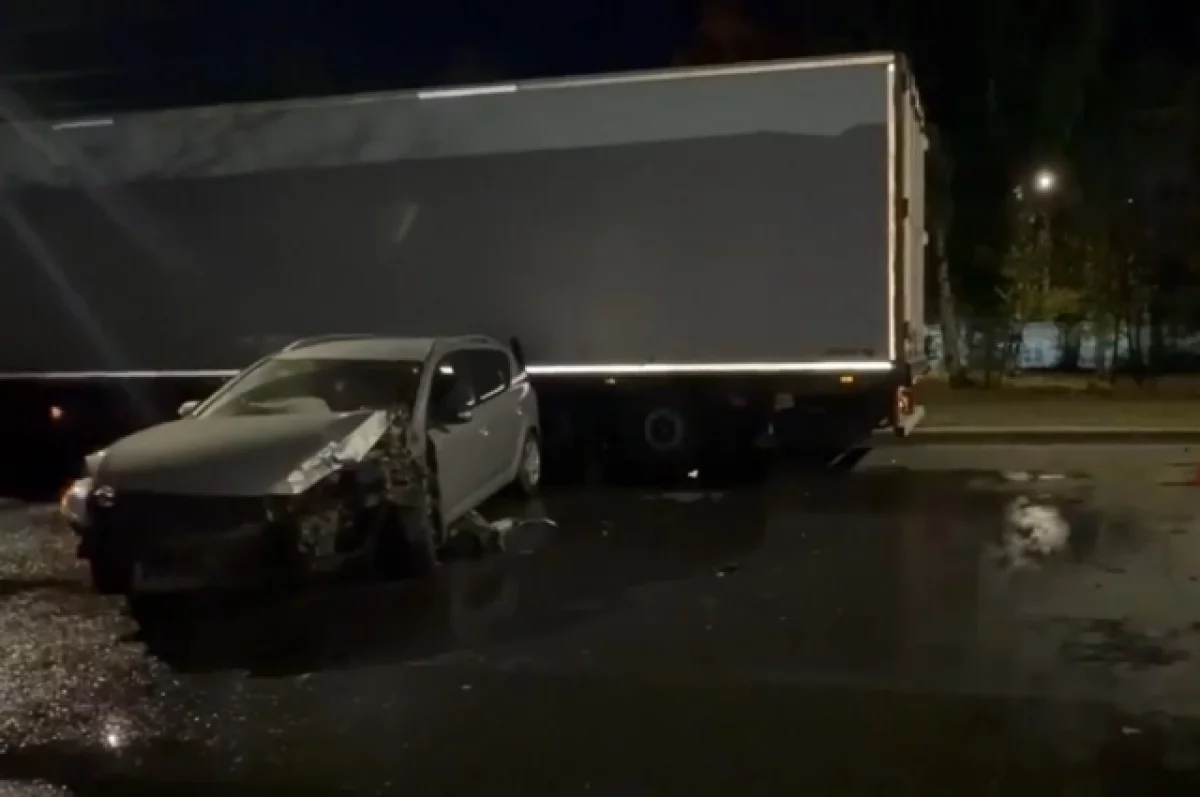В Нижнем Новгороде водитель иномарки пострадал в ДТП с двумя фурами