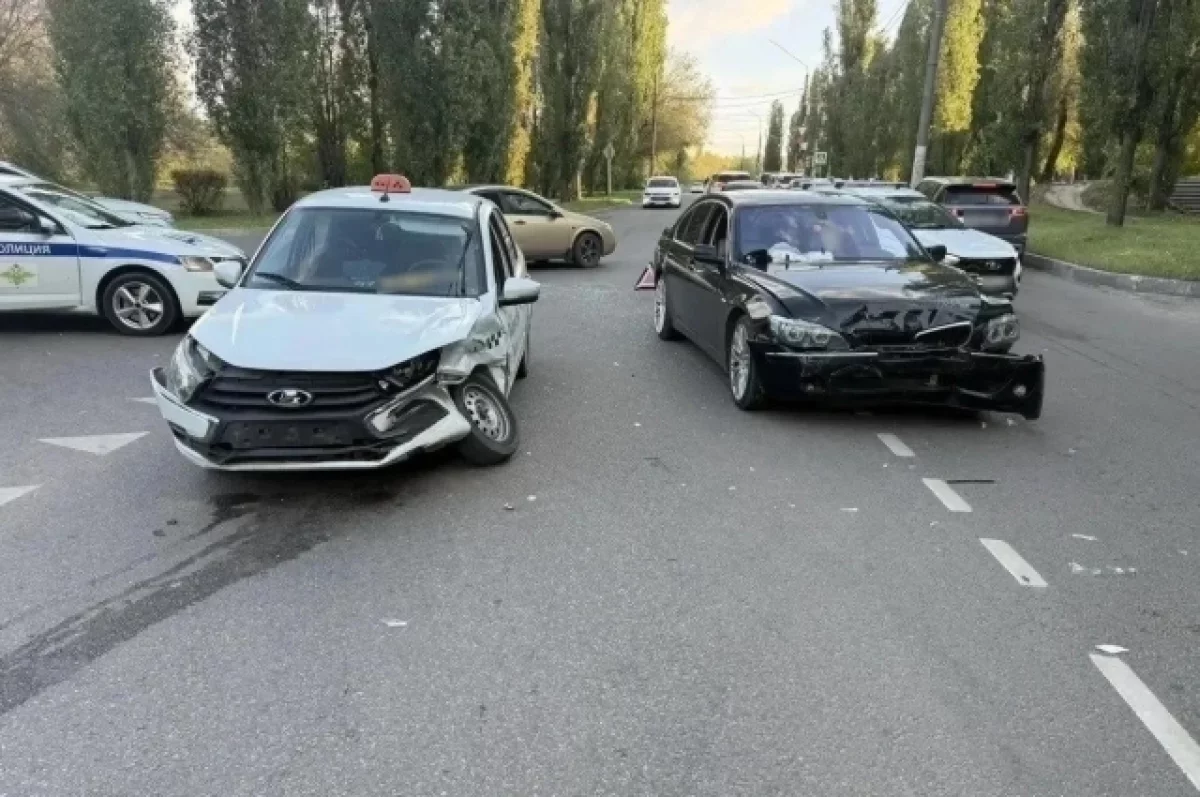 Водитель и пассажир такси пострадали в ДТП с BMW у «Танаиса» в Воронеже