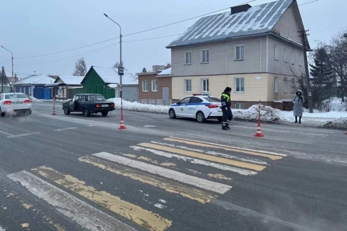 Омич не успел затормозить на пешеходном переходе и лишил ноги пенсионерку