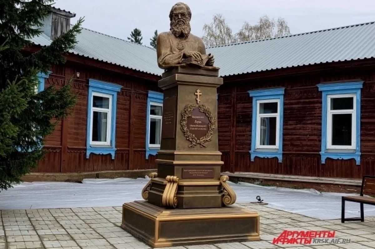 В Большой Мурте освятили памятник хирургу, ставшему святым