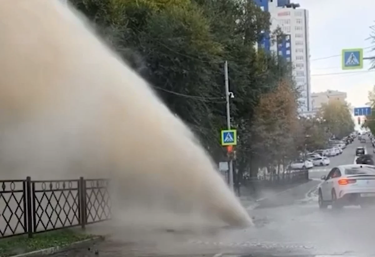 Пятиметровый фонтан кипятка забил из дороги в центре Хабаровска