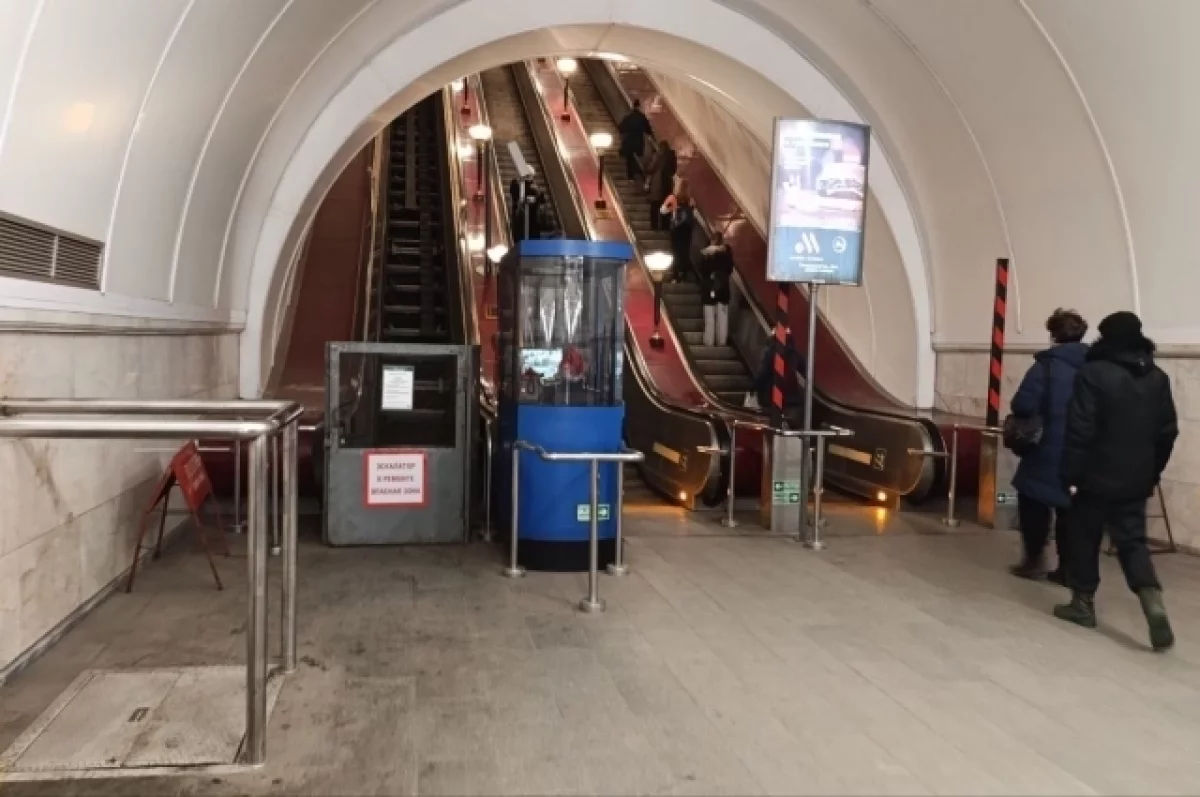 В Петербурге полиция изучают историю травмирования женщины на эскалаторе