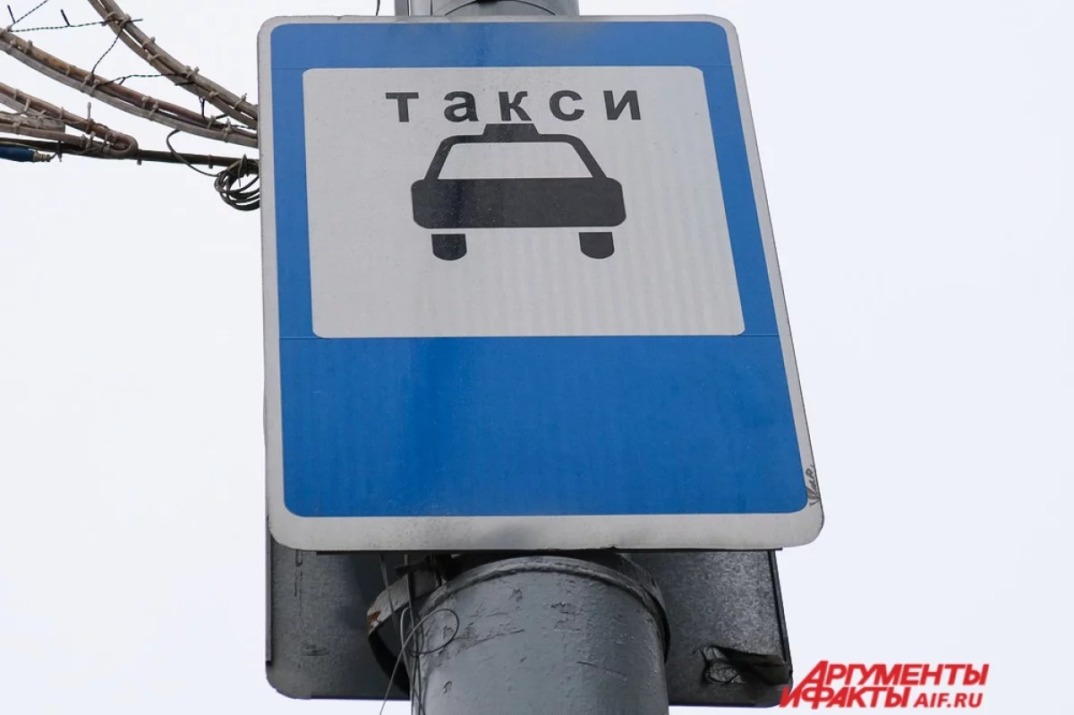 В Петербурге продлили переходный период для такси на выделенных полосах