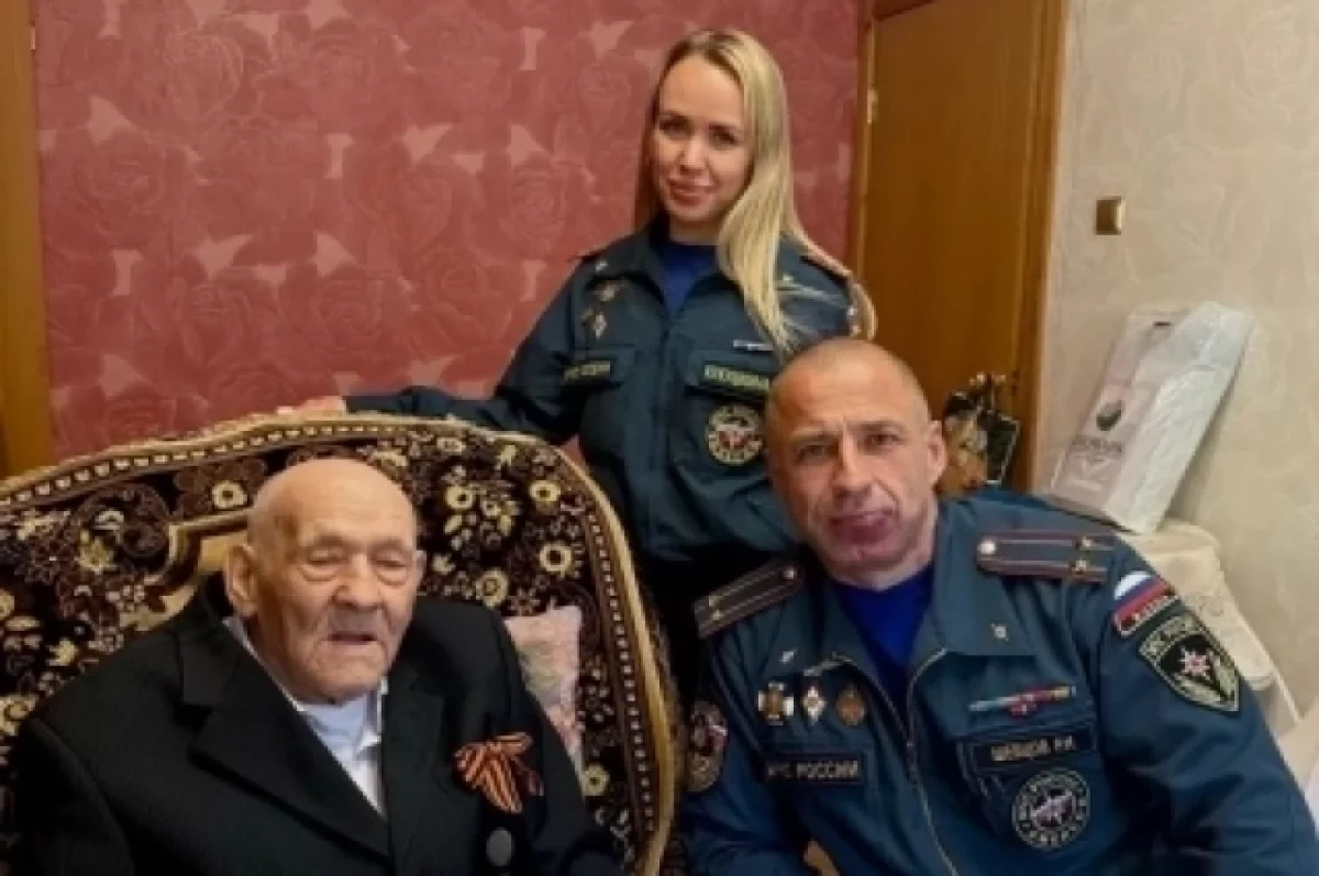 Ярославские пожарные поздравили ветерана Красавина с Днём пожилого человека