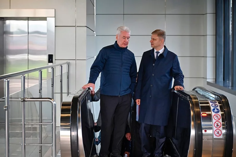 Путешествие по воздуху занимает порядка 6-7 часов, тогда как поезд доставляет пассажиров в среднем за 7,5 часов – без неизбежных очередей на регистрацию, ожидания багажа и необходимости добираться до аэропортов.