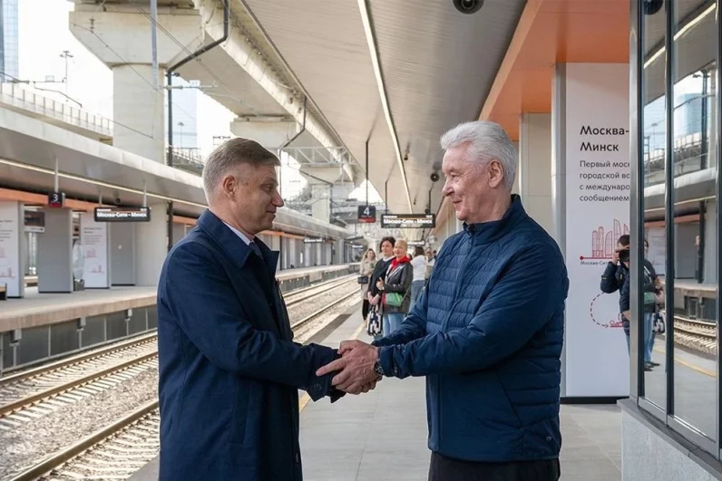 В Москве 1 октября открылась платформа для международных перевозок на базе городского вокзала Москва-Сити. В торжественной церемонии приняли участие мэр Москвы Сергей Собянин, официальный представитель МИД РФ Мария Захарова и генеральный директор РЖД Олег Белозеров.