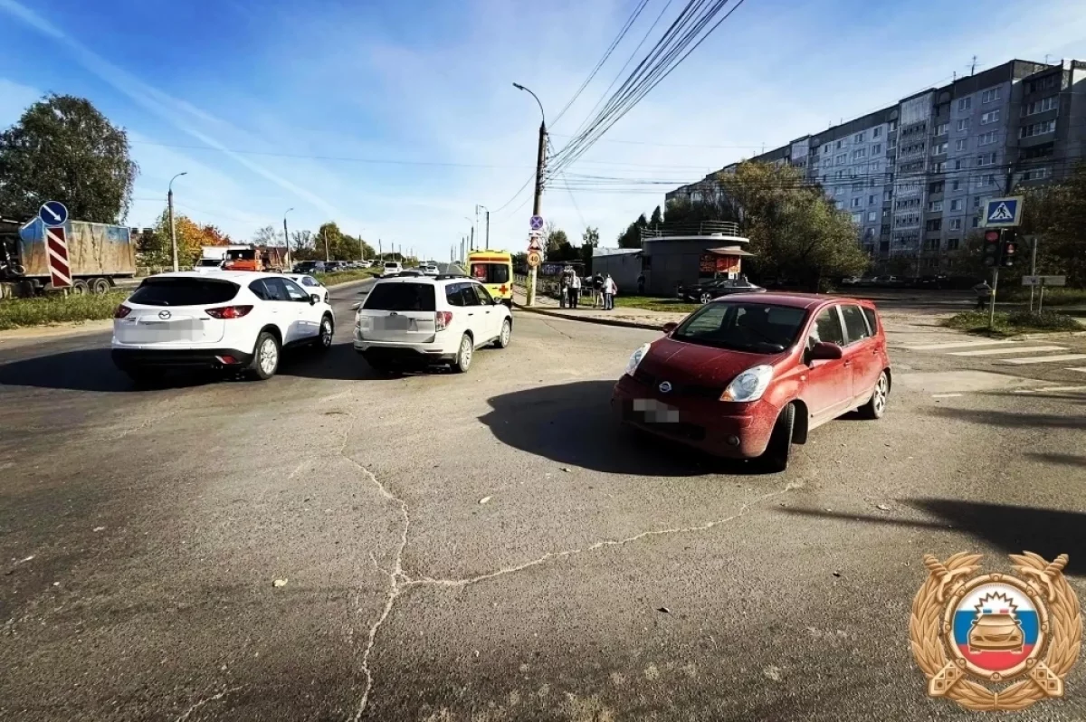 В Твери на перекрёстке Красина и Коноплянниковой столкнулись два авто