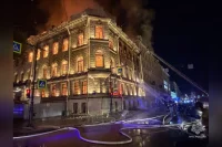 Огонь охватил две тысячи квадратных метров, ранг пожара повышен до третьего.