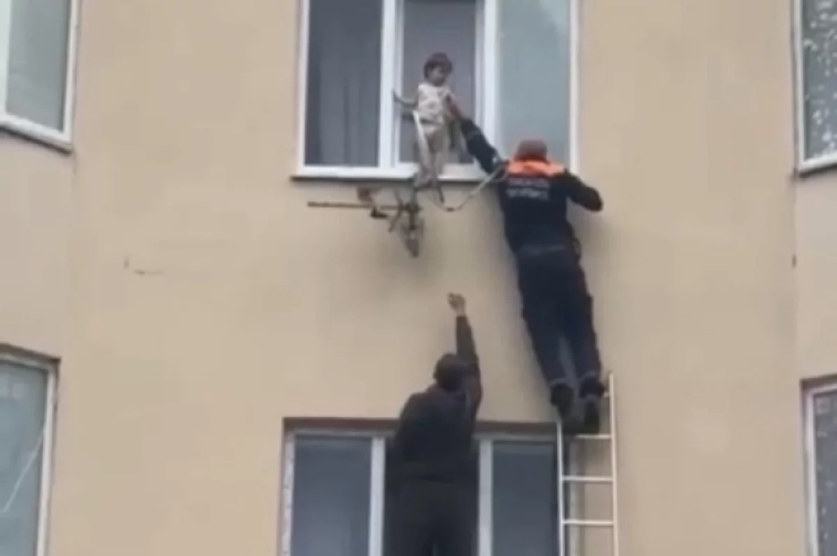 Спасатели Пятигорска сняли с окна 3-го этажа запертого в квартире малыша