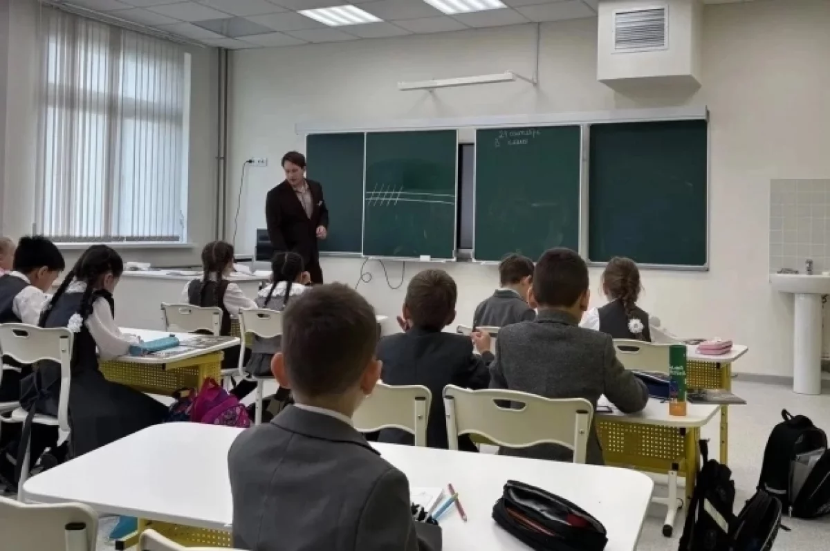 Читинский педагог не побоялся стать "классным" у первоклашек
