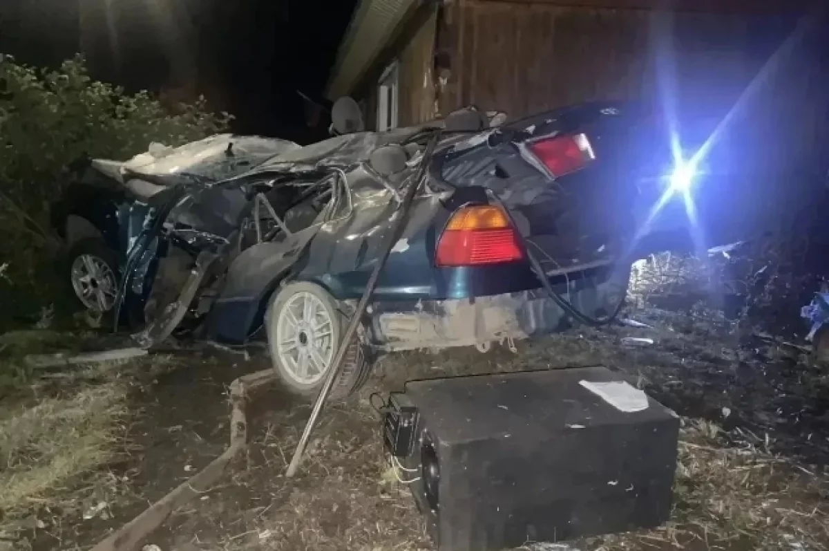 Два человека погибли при въезде автомобиля в жилой дом на Алтае