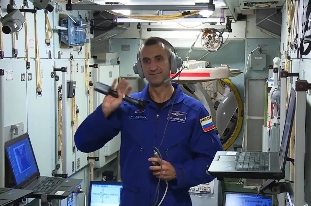 Сергей Тетерятников с МКС передал привет родной школе, семье и сослуживцам.