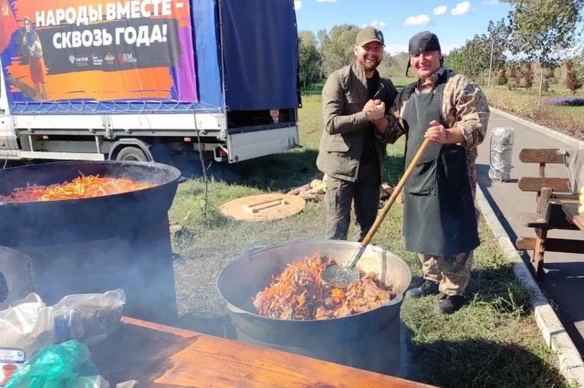 Рашид Юсупов (справа) готовит свой фирменный плов и для военных, и для мирных жителей Донбасса.