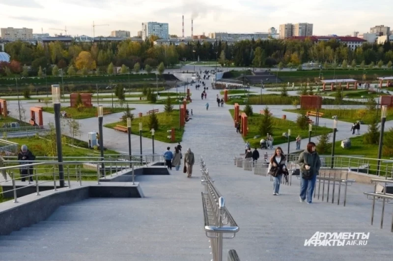 В парке проложили прогулочную тропу, ведущую к сосновым насаждениям и новому памятнику Александру Невскому.