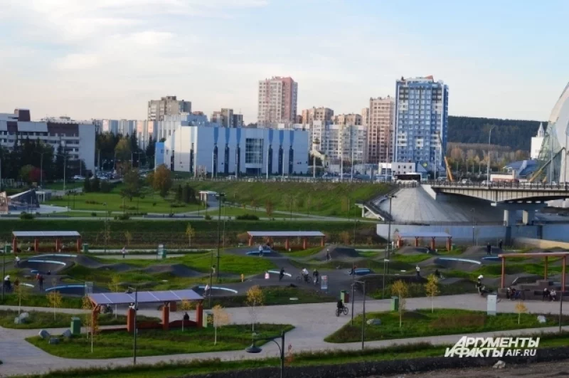 Однако пока для полной картины не хватает достройки культурного кластера, чтобы набережная соединилась в единую.