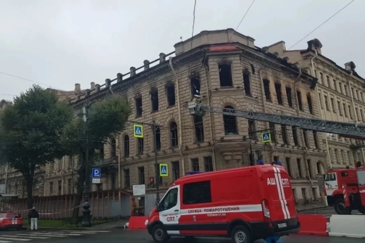 В Петербурге пожар возле Исаакия нарушил работу транспорта