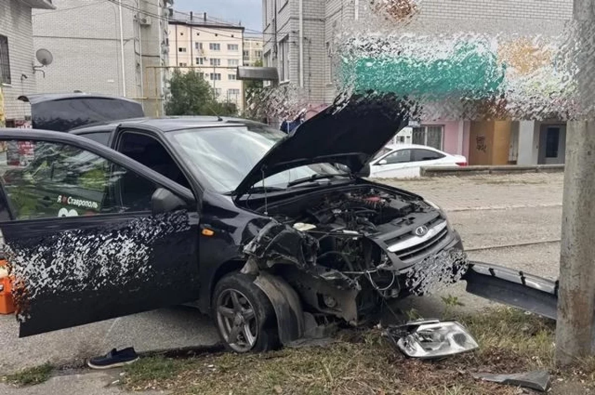 В Ставрополе 72-летний водитель умер за рулём, и «Лада» врезалась в ЛЭП