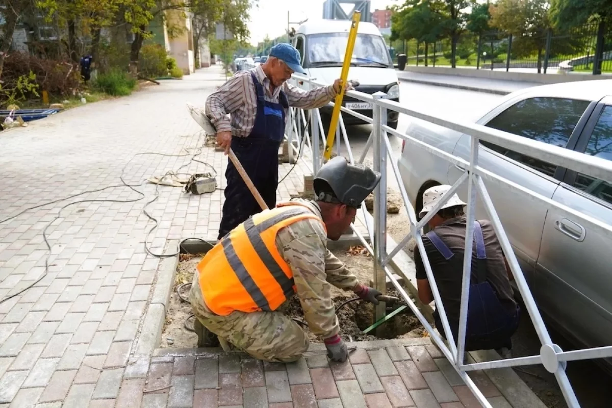 Около театра оперы и балета в Астрахани монтируют километровое ограждение
